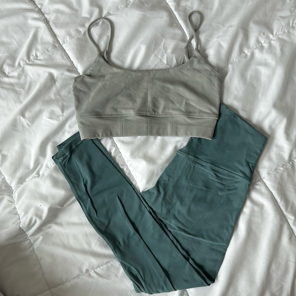 Workout set: small bottoms (full length fit) med sports bra (sold together!)